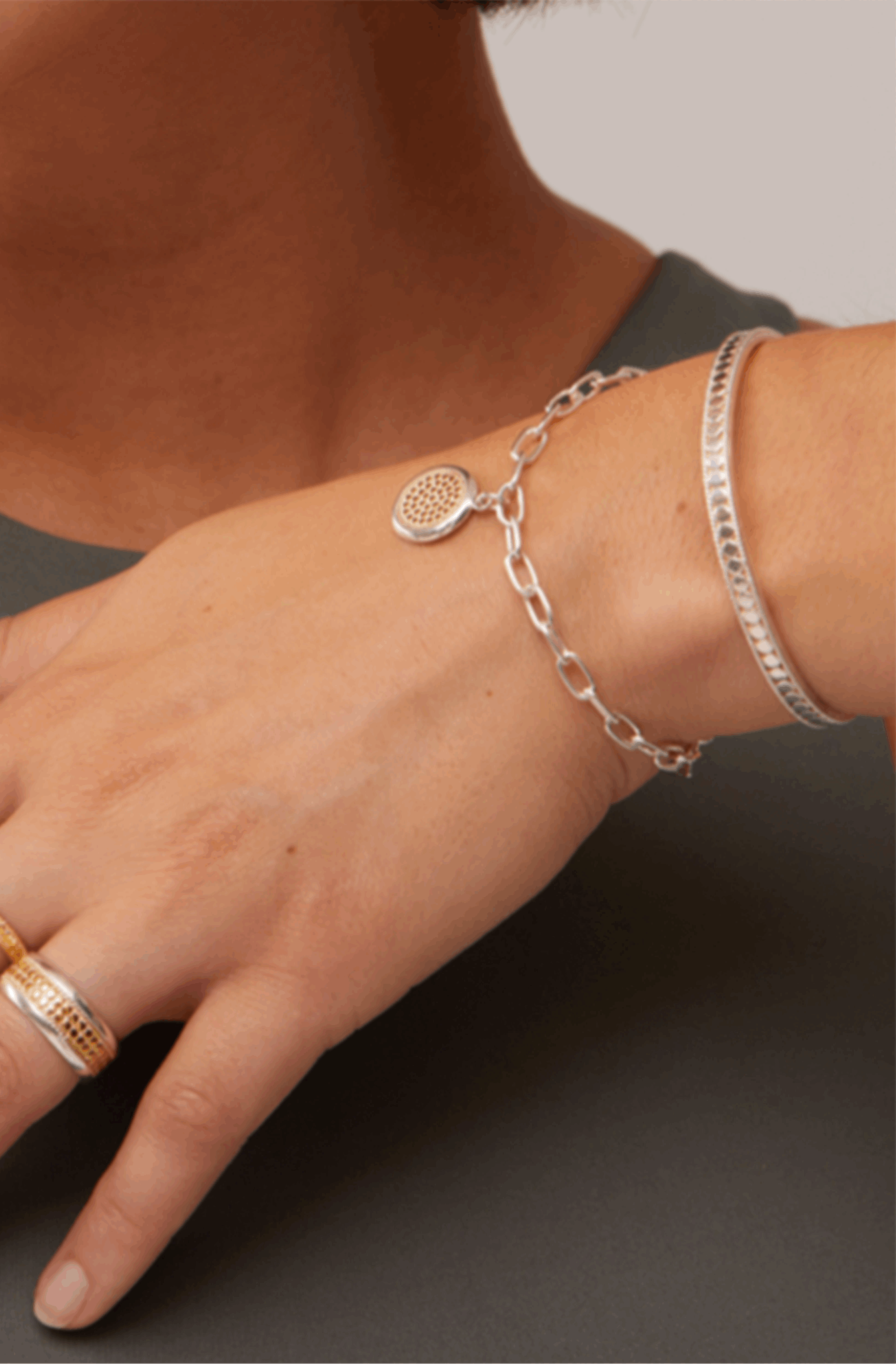 Anna Beck - Smooth Rim Charm Bracelet