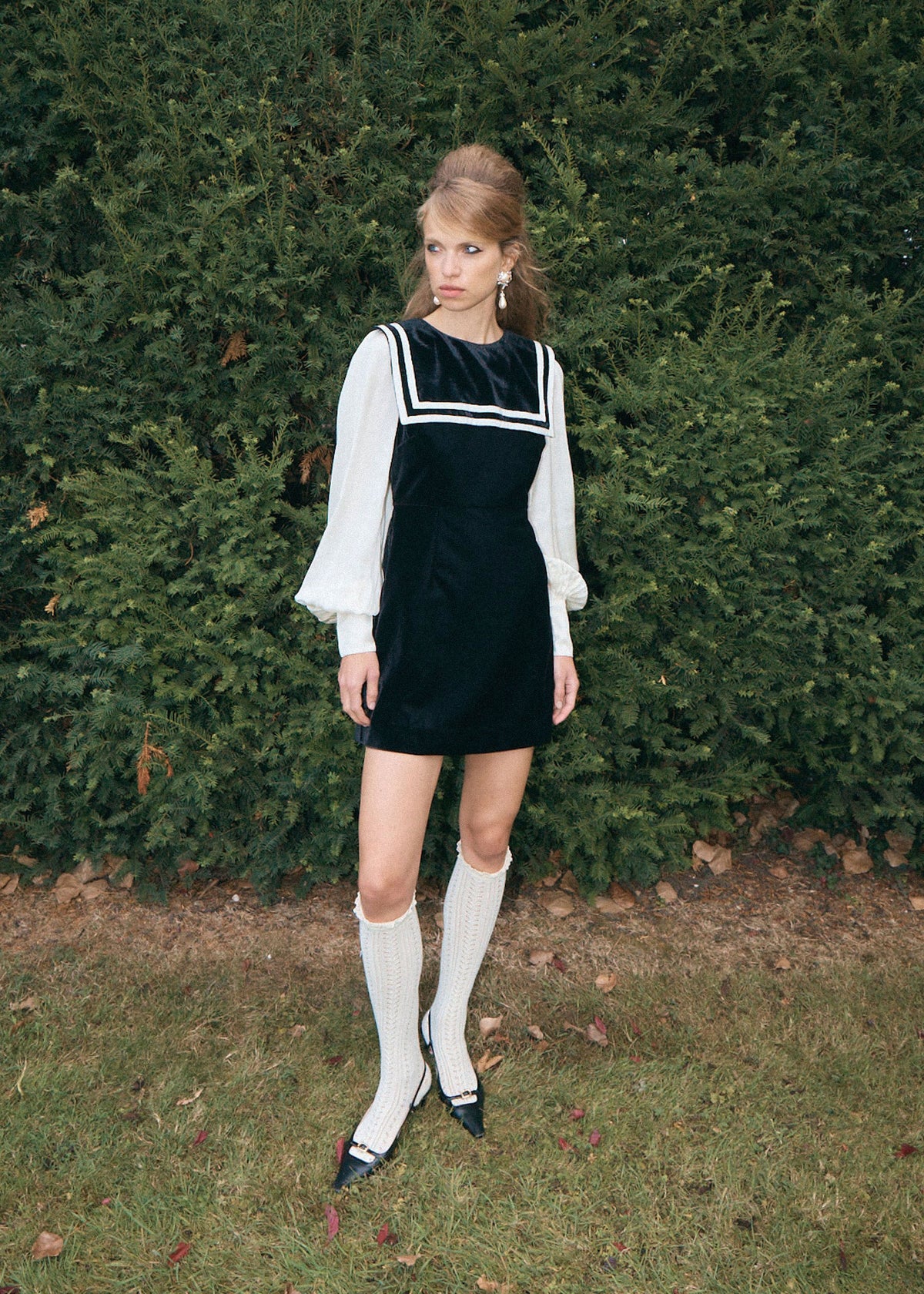 Queens of Archive Turned slightly to the side, collar profile and A-line velvet skirt