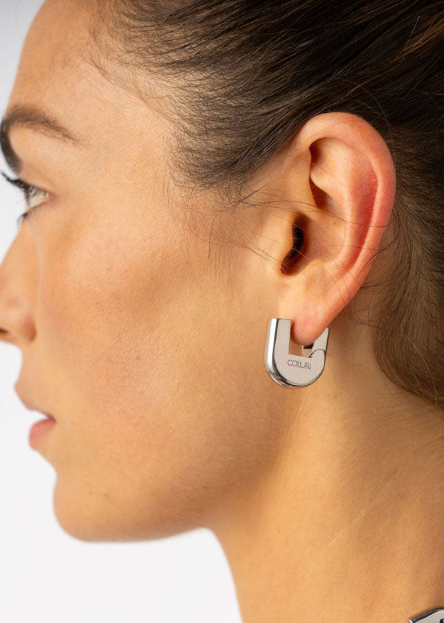 Coluri On-ear styling profile, showing the bold cuff-like proportion