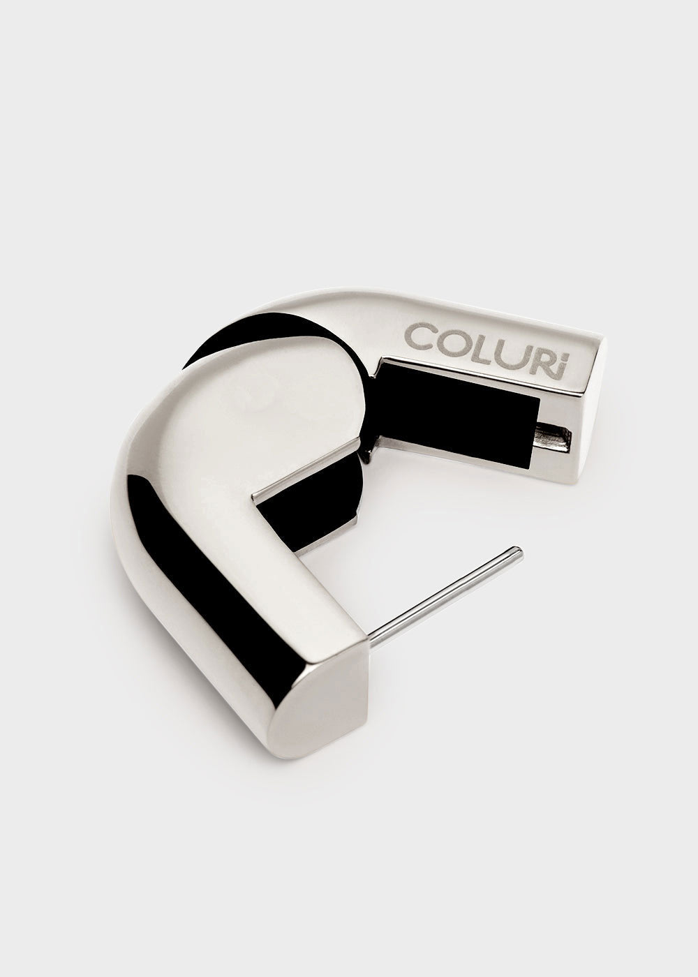Coluri Three-quarter angle of a single earring laid on a flat surface