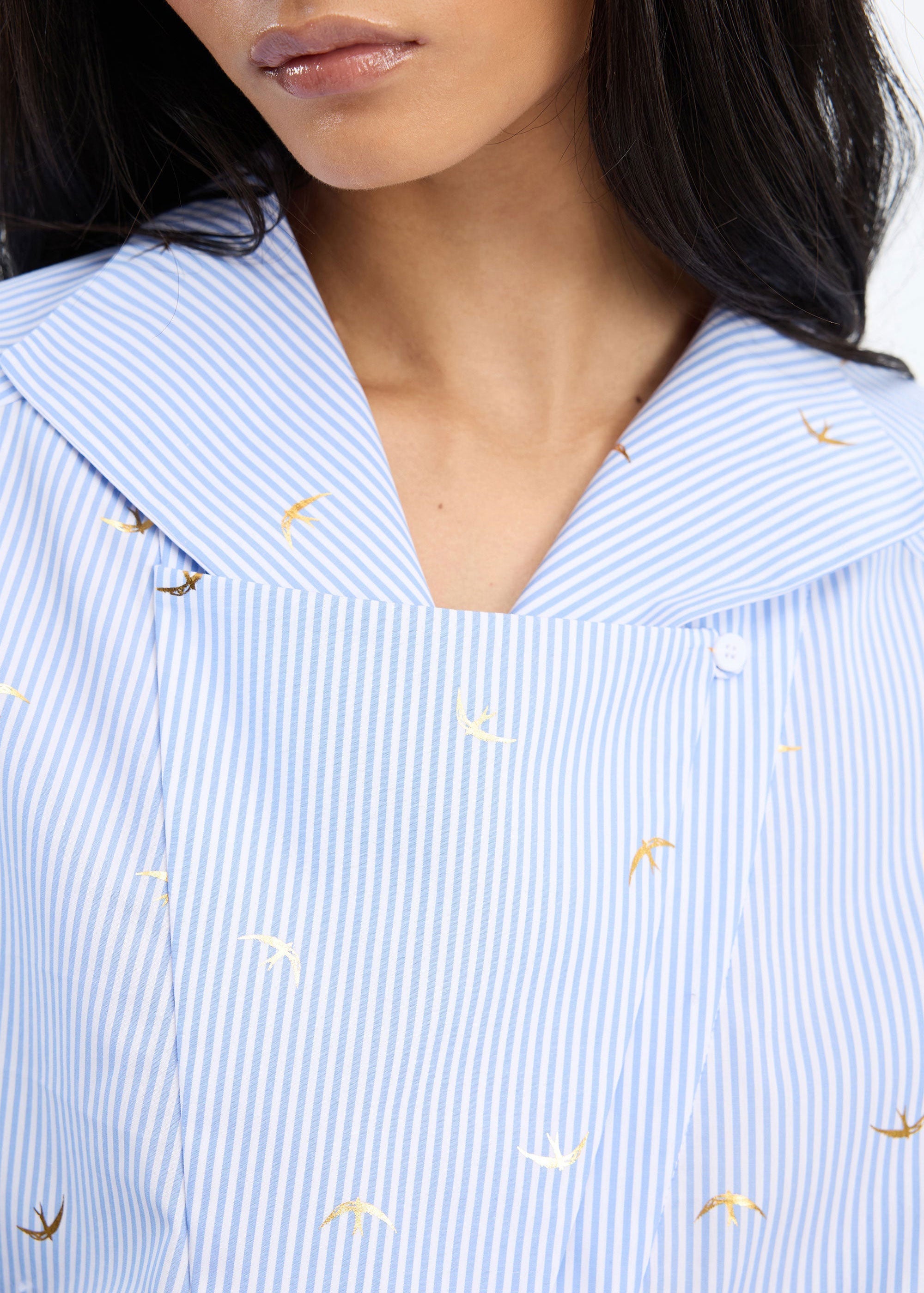 Munthe Close-up of the bird motif print and draped collar