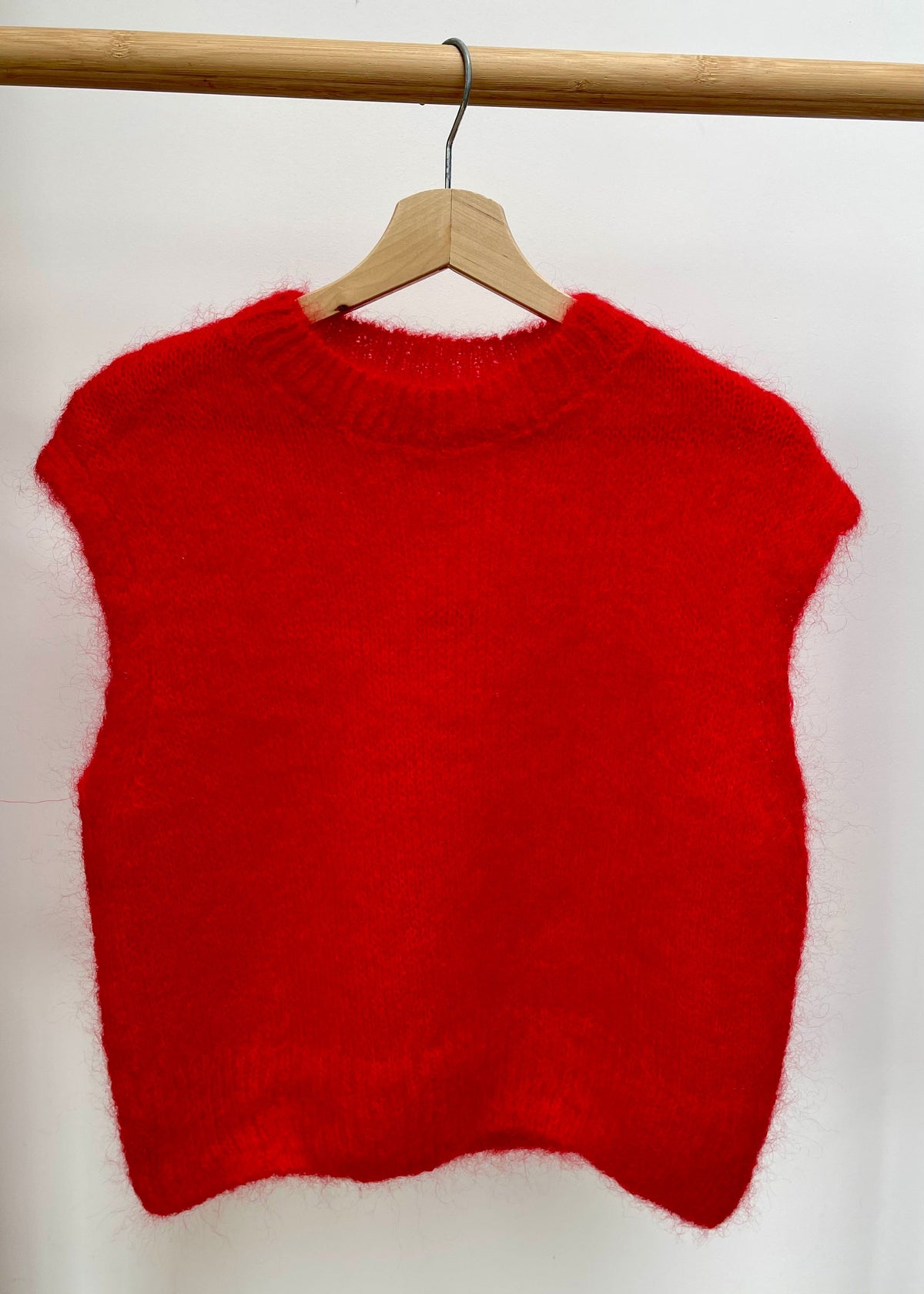 Øst London Monika Cropped Mohair Vest - Red