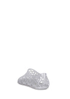 Back view, low-cut heel cup and ankle opening of the jelly flat