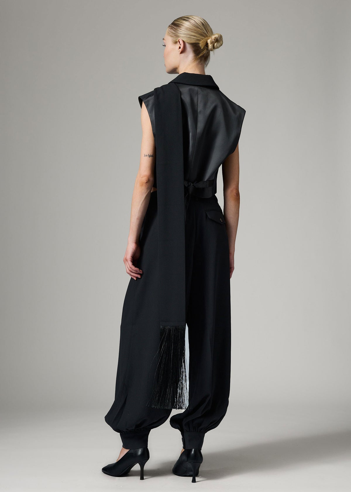 DAY Birger et Mikkelsen DAY Birger et Mikkelsen Tory black gabardine scarf, draped down the back with a long fringed end