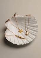 Side profile of the fish pendant and fine link chain