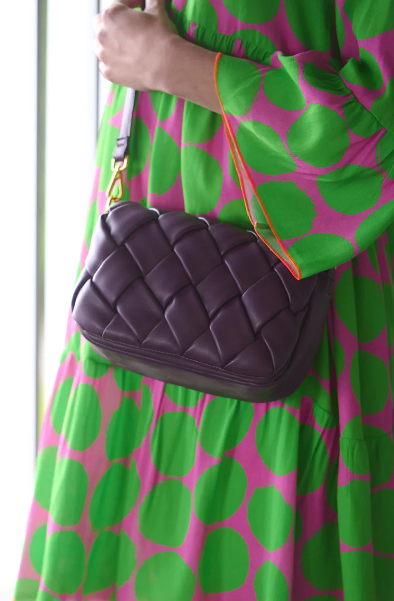 Brick Bag is a super cool bag in woven vegan leather. The bag is puffy and super soft in quality. In addition, the bag has a strap in a matching leather look.  Quality: 100% Vegan leather.  Available in different colours. 